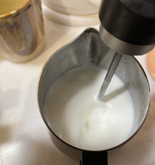 スチームミルクを作っている。